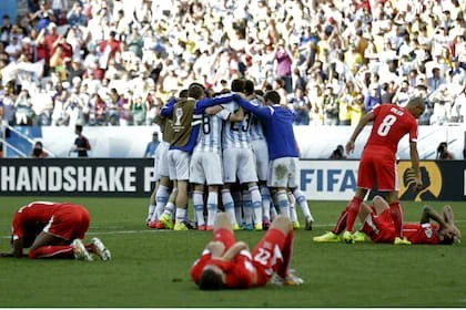 El último duelo entre suizos y argentinos, en los octavos de Brasil 2014, con triunfo albiceleste