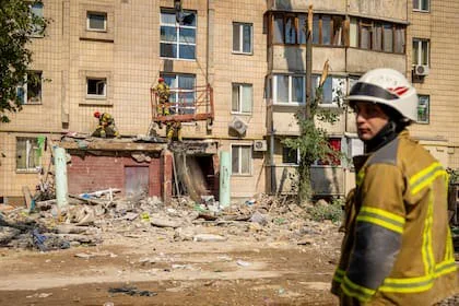 Rescatistas ucranianos trabajan en un edificio residencial dañado por el ataque con misiles rusos del lunes en Kiev, Ucrania, el 7 de julio de 2026