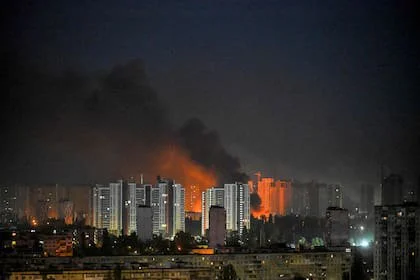 Un incendio tras una explosión provocada por un ataque con misiles rusos contra la capital ucraniana, Kiev, el 6 de julio de 2026