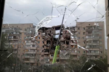Un edificio residencial parcialmente destruido como consecuencia de un ataque con misiles rusos contra la capital ucraniana, Kiev, el 6 de julio de 2026