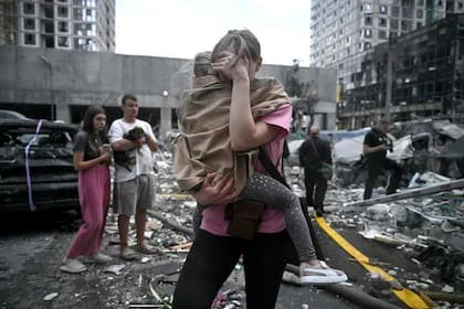 Una mujer sostiene a su hija tras un ataque con misiles rusos contra la capital ucraniana, Kiev, el 6 de julio de 2026