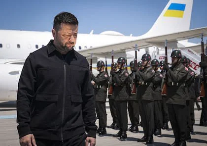 El presidente de Ucrania, Volodimir Zelensky, a la izquierda, llega a la cumbre de la OTAN en Ankara, Turquía, el 7 de julio de 2026